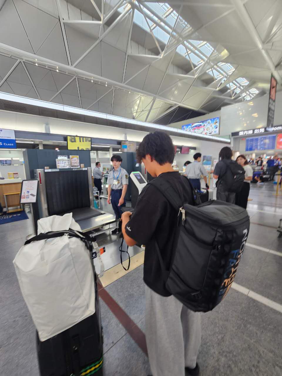 空港の保安検査を通過する様子