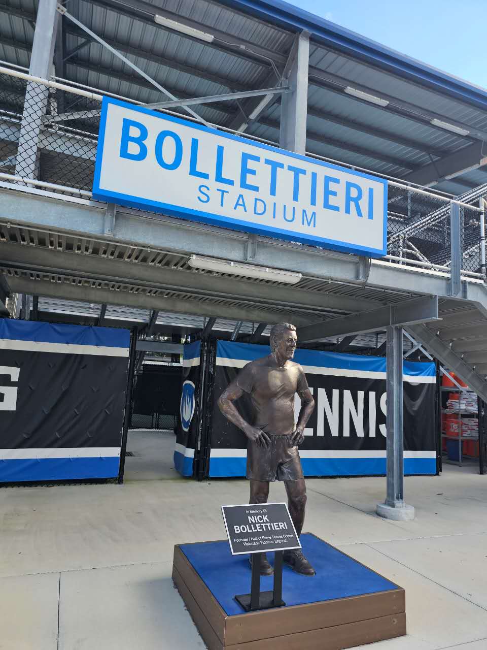IMGアカデミー Bollettieri Stadium ニック・ボロテリー像